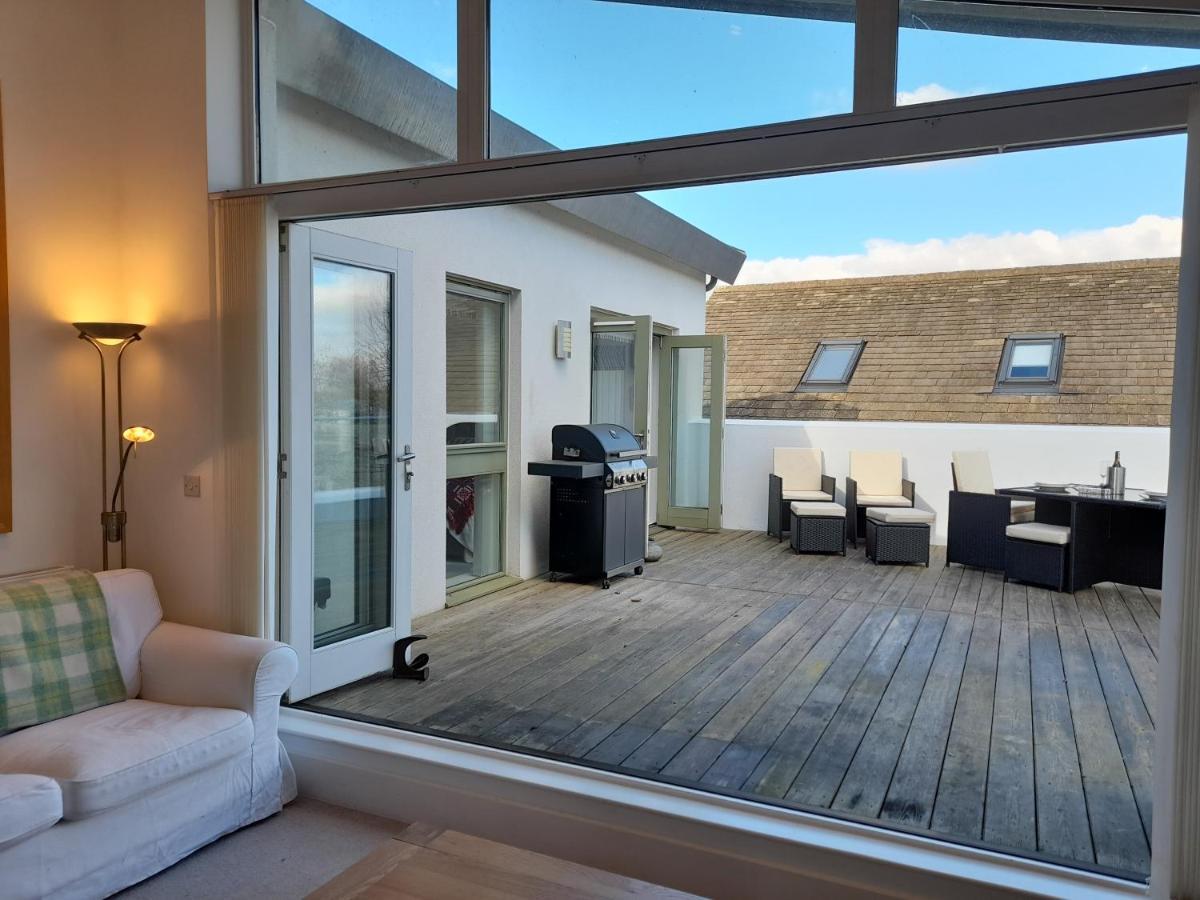Crow'S Nest Penthouse Apartment With Free Spa Access Somerford Keynes Extérieur photo
