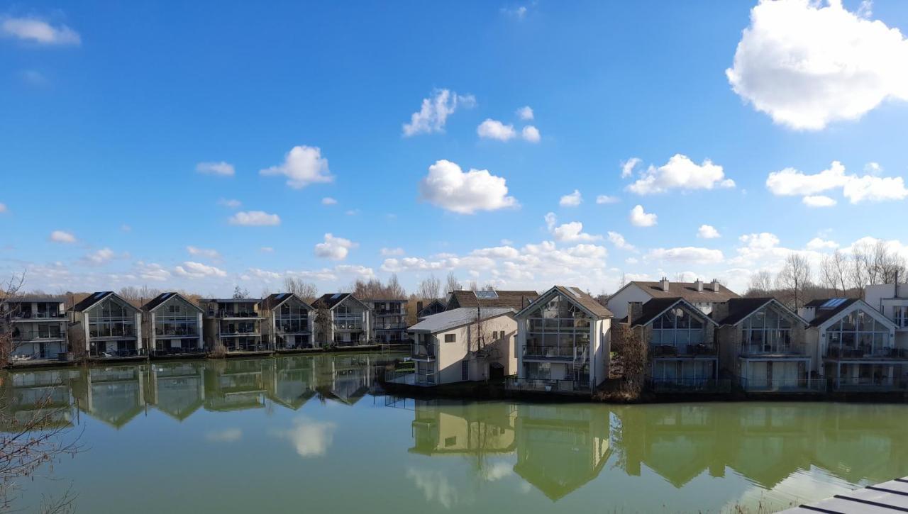Crow'S Nest Penthouse Apartment With Free Spa Access Somerford Keynes Extérieur photo