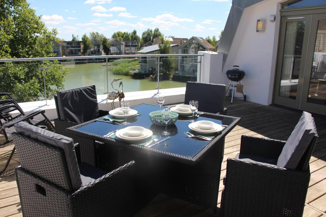 Crow'S Nest Penthouse Apartment With Free Spa Access Somerford Keynes Extérieur photo