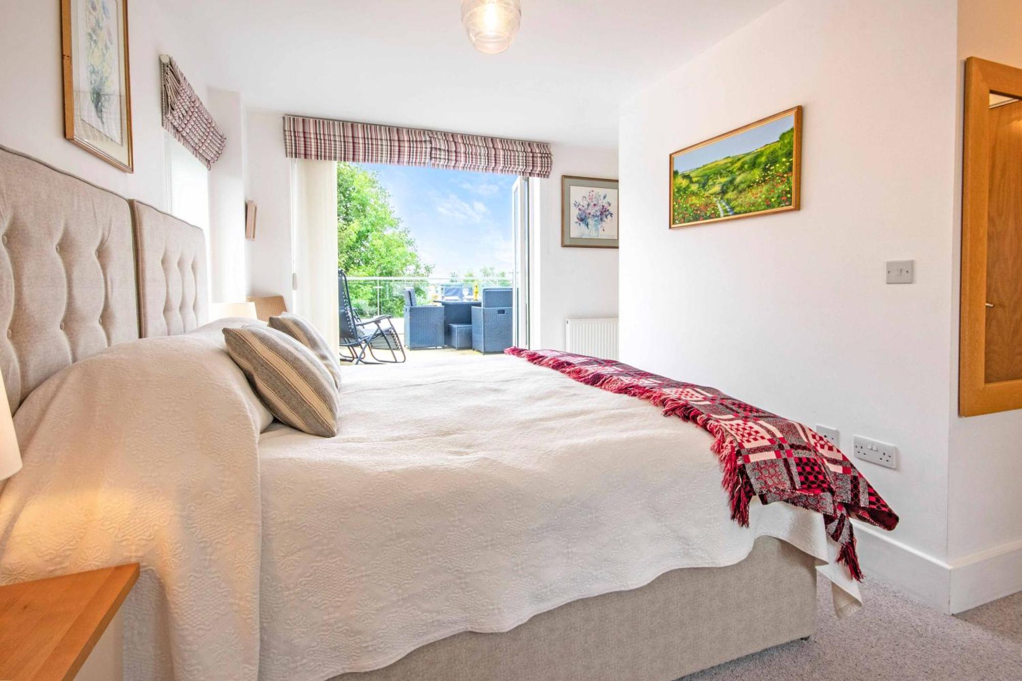 Crow'S Nest Penthouse Apartment With Free Spa Access Somerford Keynes Extérieur photo