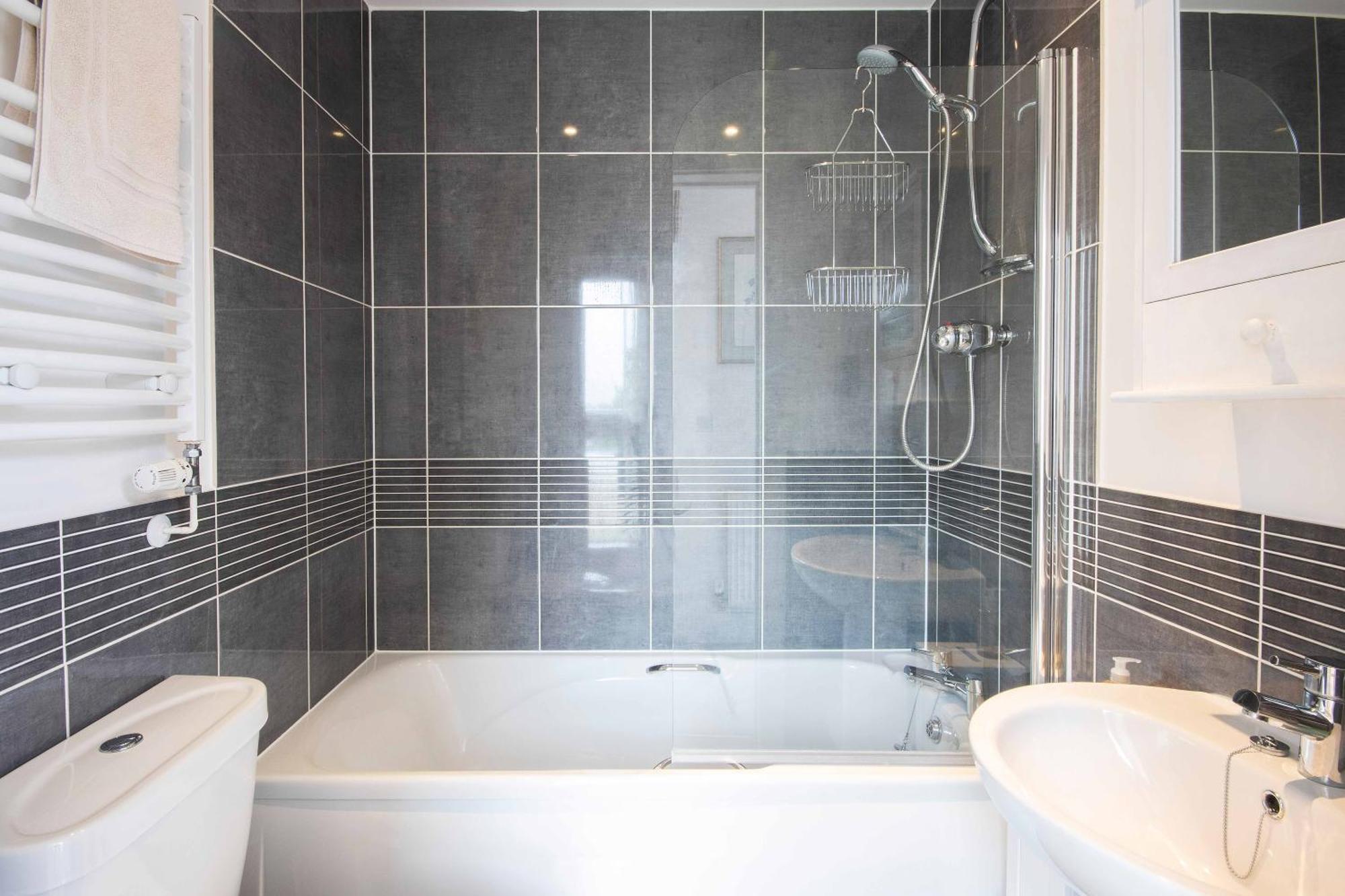 Crow'S Nest Penthouse Apartment With Free Spa Access Somerford Keynes Extérieur photo